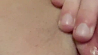 Muschi fisten. Dildo spiele. Enge Muschi fisten und füllen