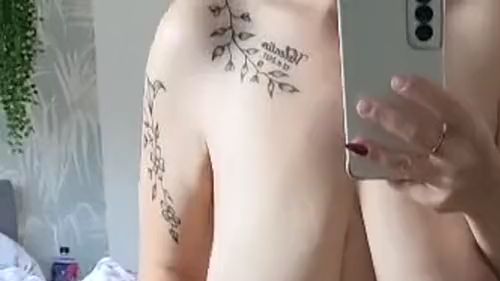 Nackt vorm Spiegel präsentiert