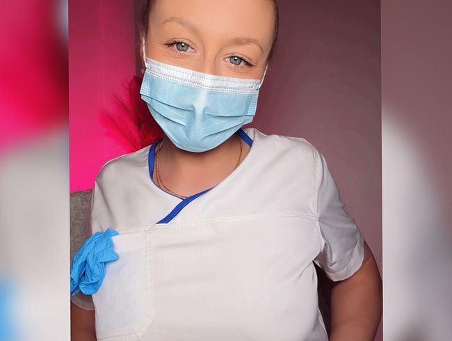 Strenge geile Latex Schlampe als Doktorin: Deine Eier werden richtig durchgeknetet