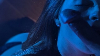 Anprobe für Messe endete mit heißem Blowjob und eingeöltem Hintern