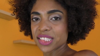 Brasilianisches Supermodel läßt ihre rosafarbene Lustgrotte heftig Fingern