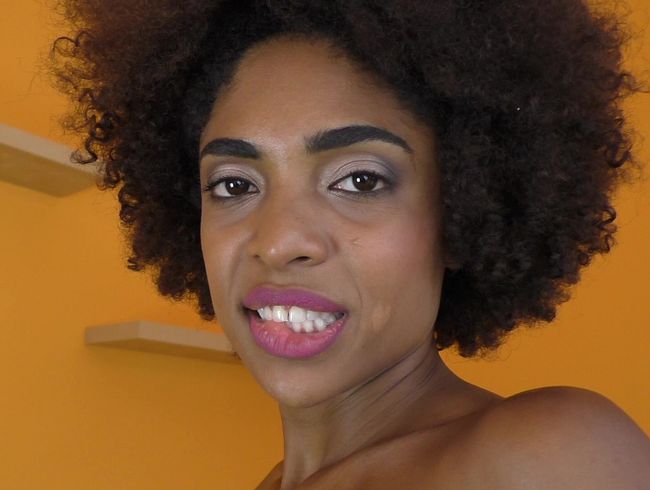 Brasilianisches Supermodel läßt ihre rosafarbene Lustgrotte heftig Fingern