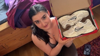 Er schenkt mir neue Schuhe dafür darf er in meine Pussy spritzen!!!