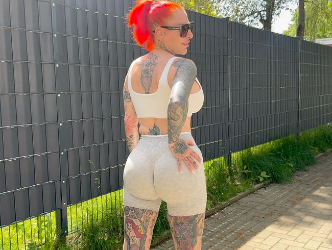 Frecher Bubi(18+)steckt ihn blank in den Arschbei seiner Freundin darf er nicht…
