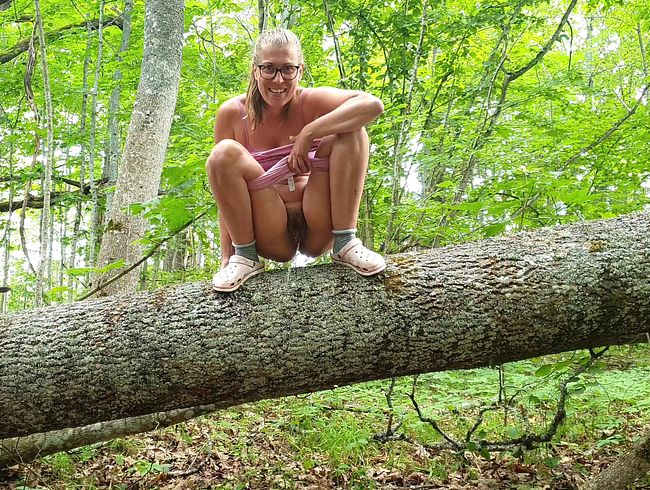 Ich pinkel vom Baum im Wald – Outdoor