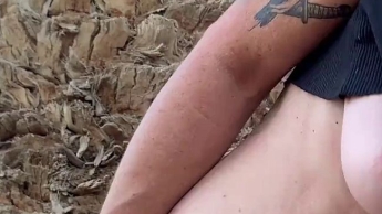 Ich pisse im stehen im Garten vor einer Palme und zeige Titten