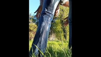 Pissen Outdoor mit meiner engen zerfetzten Jeanshose, rauche, Hausschuhe, meine nackten Füße