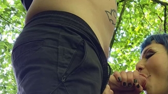 Geiles GOTHGIRL mit GESPALTENER ZUNGE verwöhnt großen Schwanz OUTDOOR BLOWJOB