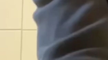 Heimlich auf der Arbeit mit einer Deo flasche?