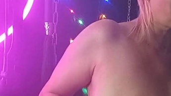 Mein wilder Topless Rock-Dance auf dem Bett