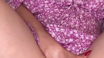 Breitbeinig im hübschen Kleid gespritzt – Plug + bis zum heftigen Squirt-Orgasmus