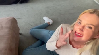Geburtstags-Facial für Larissa! Volle Ladung ins Gesicht!