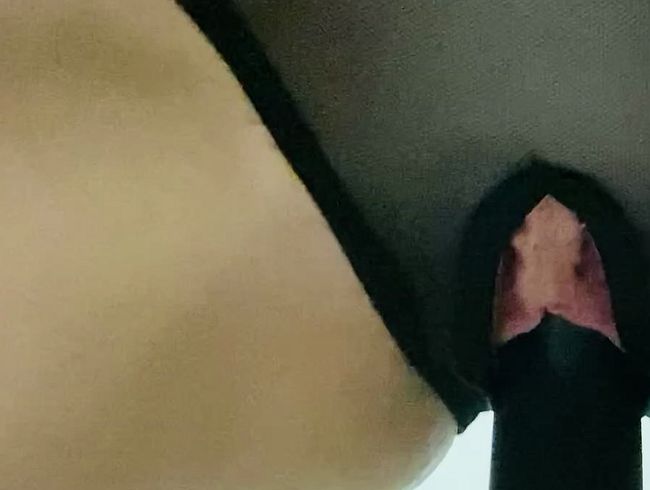 Ich ficke meinen schwarzen Dildo im Slip ouvert ?