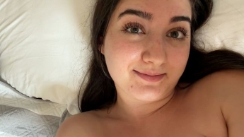 Mit klatschnasser Pussy, skrupellos neben meiner Freundin masturbiert! Bett komplett vollgesquirtet!